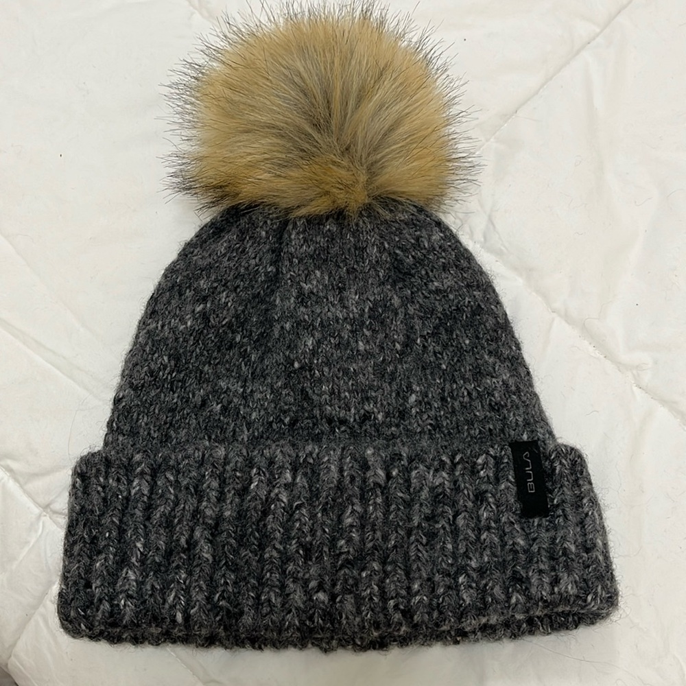 Bula Knit Beanie One Size
Wool blend 
Gray Black Brown Pom Pom